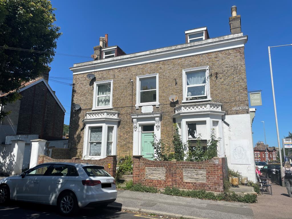 Lot: 72 - MIXED USE INVESTMENT - TWO SHOPS, FOUR FLATS AND GARAGE WITH POTENTIAL - Block of flats with bay windows